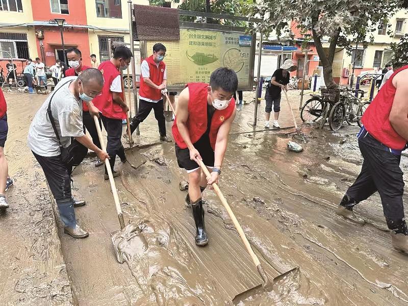 洪水过后，临江市检察院全体检察人员走上街头，参与清淤、消杀工作，为市民生活、出行提供方便。